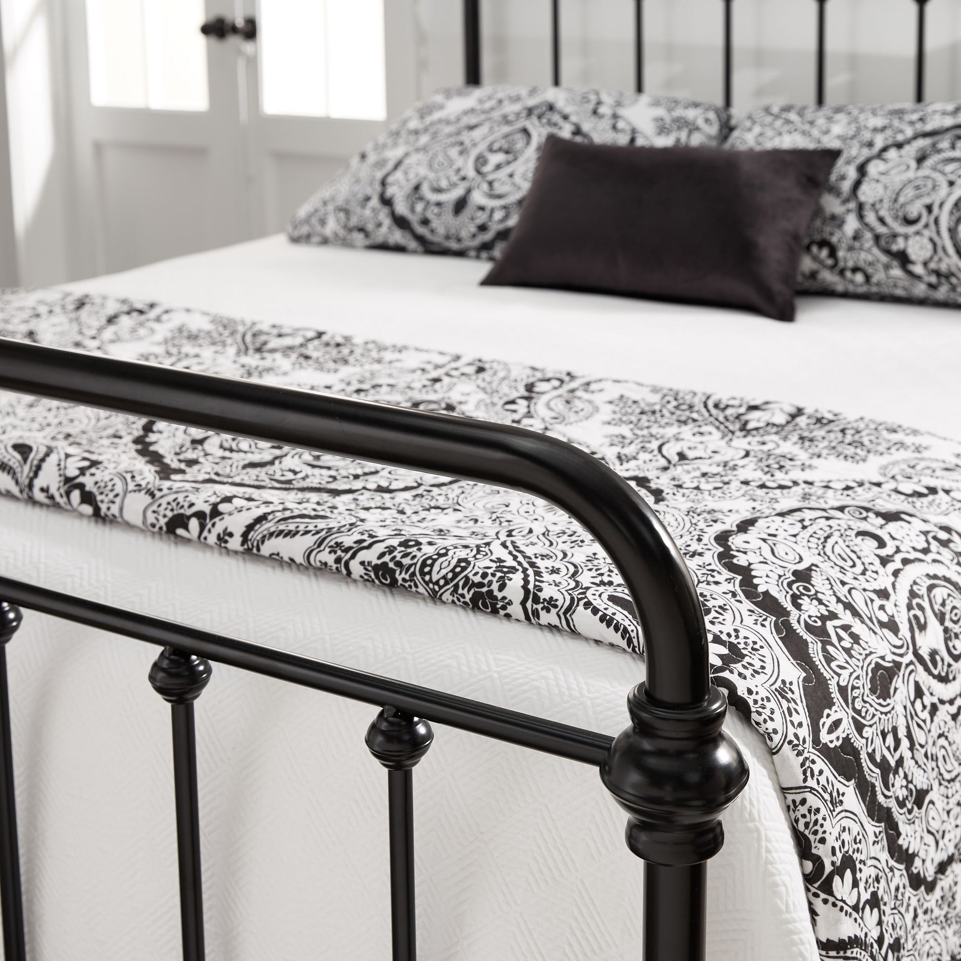 Graceful Lines Victorian Metal Bed - Black Finish, Queen Size (Queen Size)