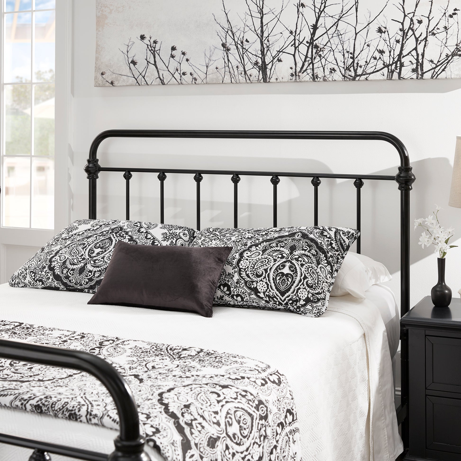 Graceful Lines Victorian Metal Bed - Black Finish, Queen Size (Queen Size)